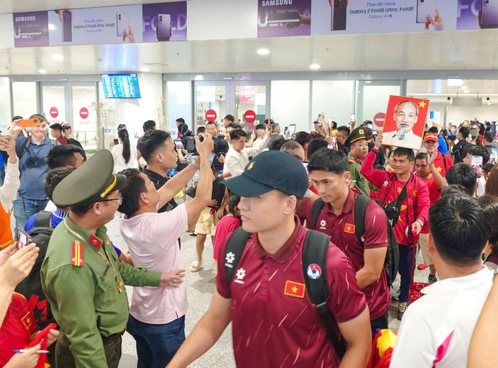 Những tấm băng rôn, biểu ngữ được các cổ động viên mang tới để thể hiện niềm tự hào
