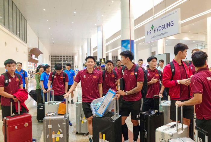 ĐT Việt Nam trở về Hà Nội sau chiến thắng 2-0 tại trận chung kết lượt đi trước ĐT Thái Lan