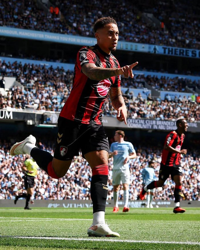 Marcus Tavernier ghi bàn dẫn trước cho đội khách Bournemouth