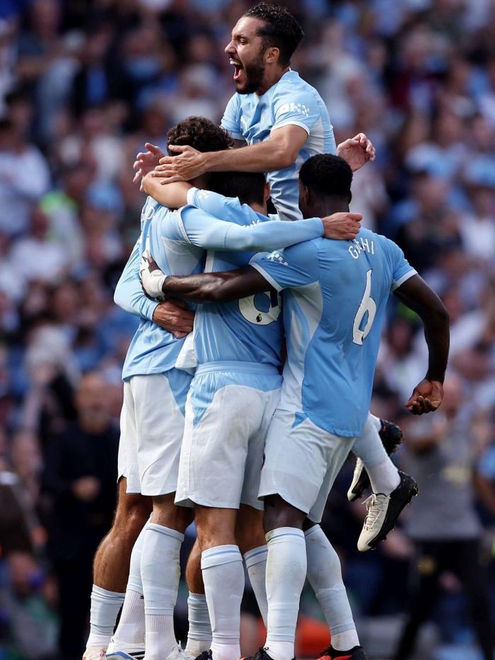 Rayan Cherki tỏa sáng giúp Manchester City ngược dòng kịch tính trước Bournemouth