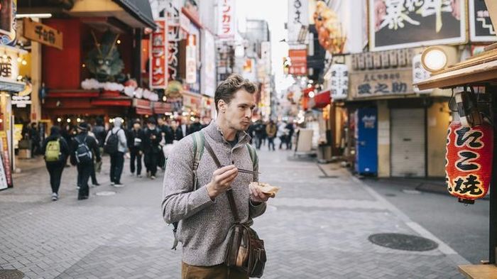 Ăn uống trên phố tại nơi không được cho phép đối với người Nhật là hành vi bất lịch sự. Ảnh minh họa.