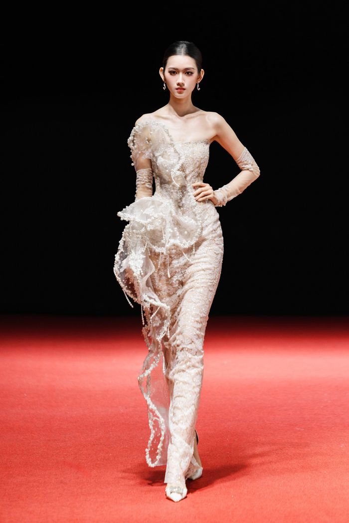 Phom corset được sử dụng nhằm định hình vóc dáng, trong khi ngọc trai và sequin tạo điểm nhấn trên trang phục.