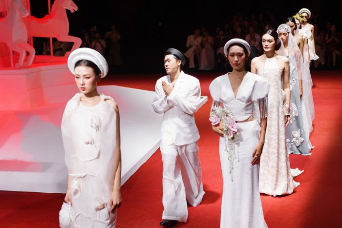 Vietnam Wedding Week 2026 sẽ tiếp tục bùng nổ trong ngày 23/08 với chuỗi hoạt động trải nghiệm độc bản và các màn trình diễn tiếp theo, hứa hẹn trọn vẹn hành trình khám phá "Thành phố Tình yêu".