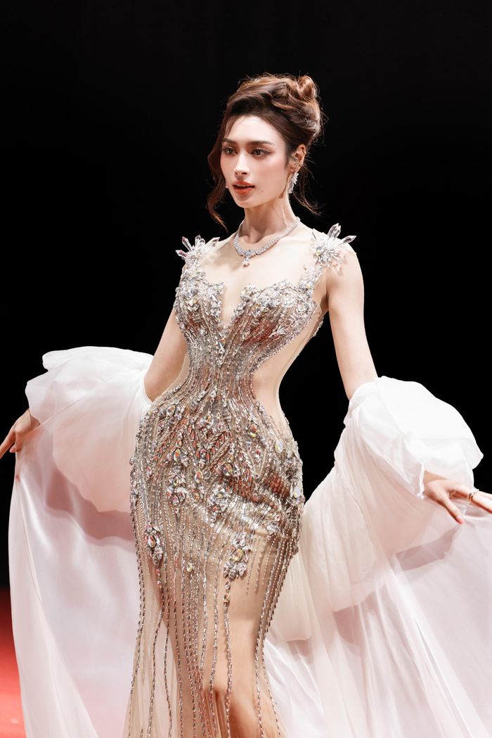 Minh Tuấn Couture mang đến bộ sưu tập Minh Tuấn No.5, đánh dấu lần đầu NTK Nguyễn Minh Tuấn giới thiệu các thiết kế cưới tại một tuần lễ thời trang cưới ở Việt Nam.