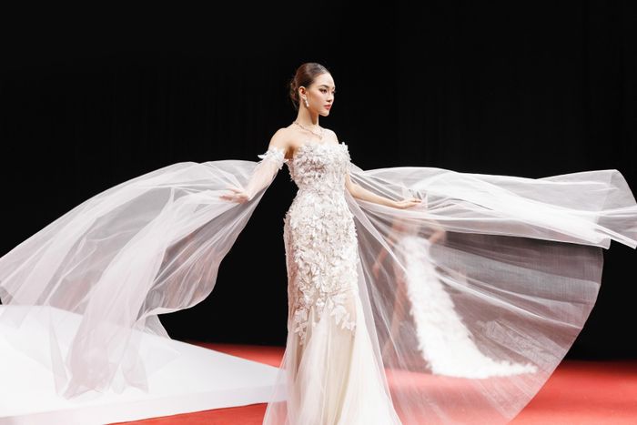Bộ sưu tập tập trung vào những phom dáng ôm, đường cắt xẻ và kỹ thuật đính kết thủ công. Các thiết kế hướng đến hình ảnh cô dâu hiện đại, với những chi tiết nhấn vào đường cong và sự quyến rũ.