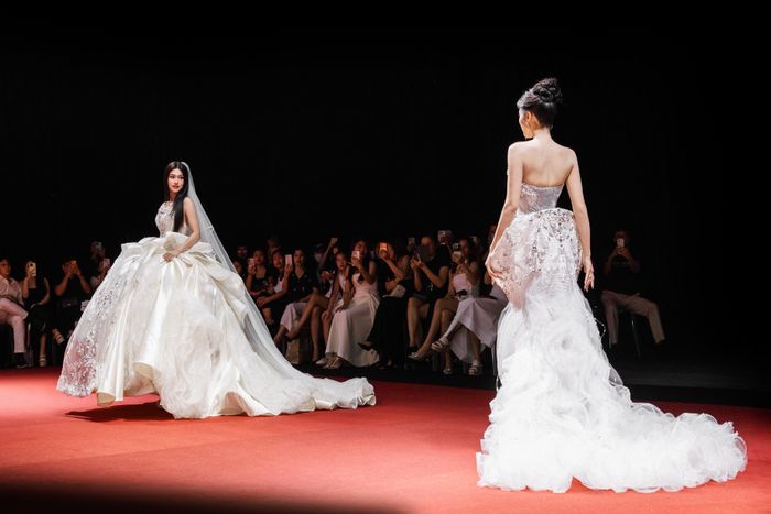Kỳ Duyên và Thiên Ân có màn tương tác khi cùng nắm tay xuất hiện trên runway. Khoảnh khắc này tạo điểm nhấn cho phần trình diễn và nhận được sự quan tâm từ khách mời theo dõi chương trình.