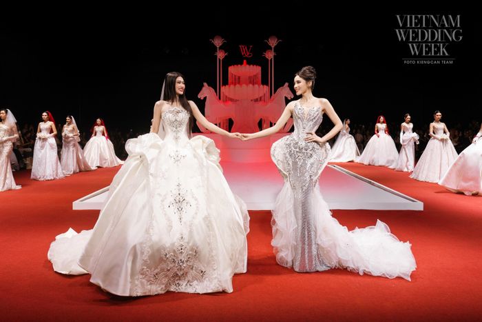 Mở màn chuỗi Bridal Fashion Show, Lê Hoà Bridal giới thiệu bộ sưu tập The Sculpted với trọng tâm là phom dáng corset, cấu trúc couture và kỹ thuật đính kết.