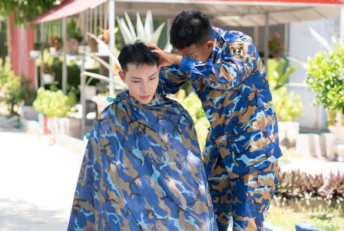 Erik gây tranh cãi vì thái độ khi cắt tóc trong chương trình. Ảnh: NSX.