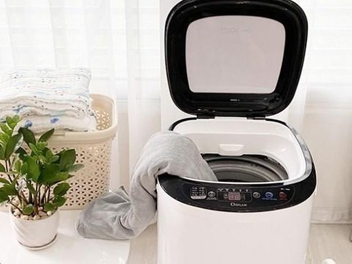 Nên mở nắp máy giặt để hút bớt độ ẩm và tạo sự khô thoáng.