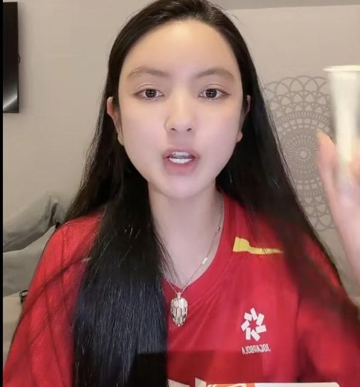 Bản thân Chu Thanh Huyền vẫn tiếp tục bán hàng tới tận 2 giờ sáng ngay sau trận đấu. Ảnh chụp màn hình