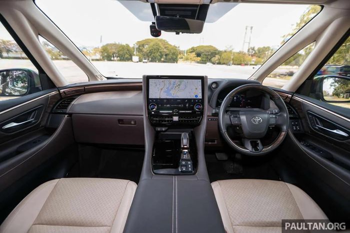 Khoang lái Toyota Alphard thế hệ thứ tư với màn hình trung tâm 14 inch và bố cục điều khiển tập trung trong tầm với. Toyota cho biết thế hệ mới không chỉ ưu tiên hành khách phía sau mà còn cải thiện trải nghiệm của người cầm lái. Ảnh: Toyota Motor Corporation.