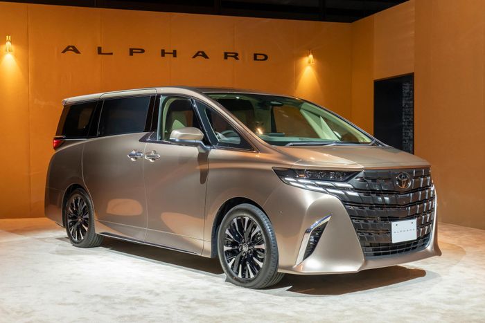 Toyota Alphard thế hệ thứ tư sở hữu thân xe lớn, cửa trượt và tỷ lệ đặc trưng của một MPV cao cấp, tạo ưu thế về không gian cho hành khách. Ảnh: Toyota Motor Corporation.