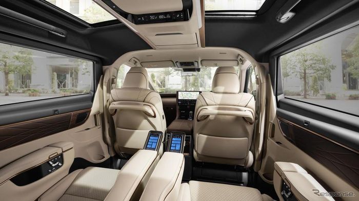 Không gian hàng ghế thứ hai là nơi Alphard thể hiện rõ nhất triết lý phục vụ người ngồi sau: Ghế VIP rộng, Ottoman, sưởi, thông gió và massage. Ảnh: Response.