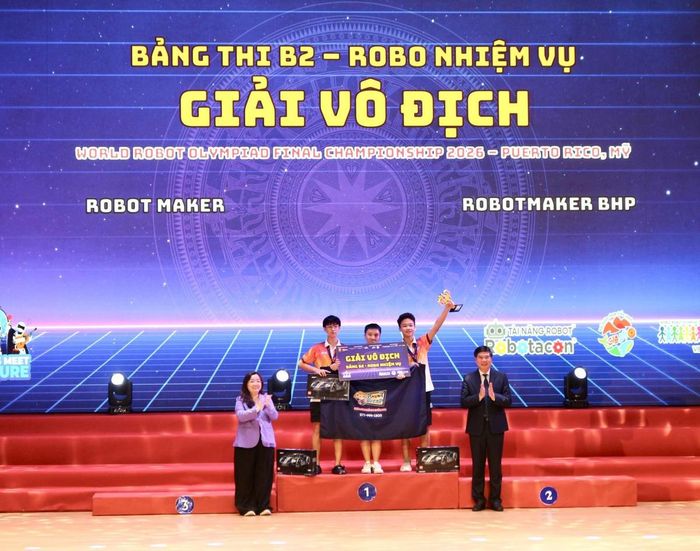 Trao giải vô địch Bảng thi B2 Robo nhiệm vụ cho đội RobotMaker BHP. Ảnh: Cổng TTĐT tỉnh Gia Lai