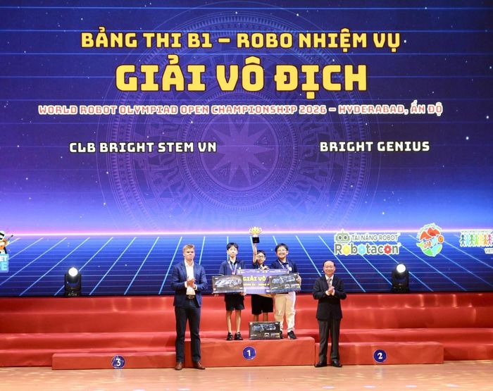Trao giải vô địch Bảng B1 Robo nhiệm vụ cho đội thi Bright Genius. Ảnh: Cổng TTĐT tỉnh Gia Lai