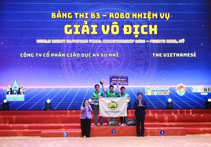 Trao giải vô địch Bảng thi B3 Robo nhiệm vụ cho đội The Vietnamese. Ảnh: Cổng TTĐT tỉnh Gia Lai