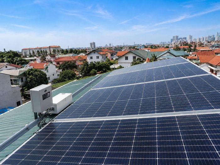 Hà Nội đề xuất hỗ trợ tối đa 6 triệu đồng/hộ lắp điện mặt trời mái nhà. Ảnh minh họa được tạo với sự hỗ trợ của AI.