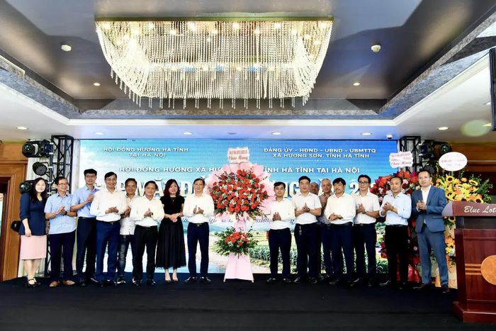 Lãnh đạo xã Hương Sơn tặng hoa chúc mừng Hội đồng hương xã Hương Sơn tại Hà Nội nhiệm kỳ I (2026-2031).