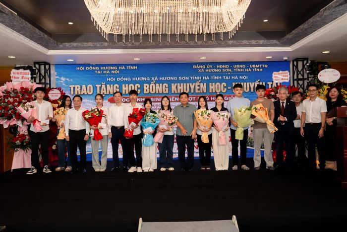  Tại chương trình, Hội cũng công bố Quỹ Khuyến học - Khuyến tài và trao học bổng cho con em quê Hương Sơn