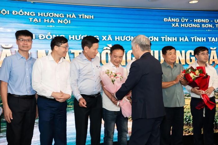 Đại diện Hội đồng hương tỉnh Hà Tĩnh tại Hà Nội tặng hoa chúc mừng Ban Chấp hành Hội đồng hương xã Hương Sơn nhiệm kỳ 2026–2031.