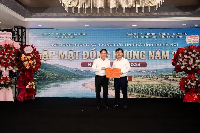 Doanh nhân Đào Thanh Anh sưu tầm và tặng lại 02 tài liệu quý về quê hương Hương Sơn cho lãnh đạo xã nhà.