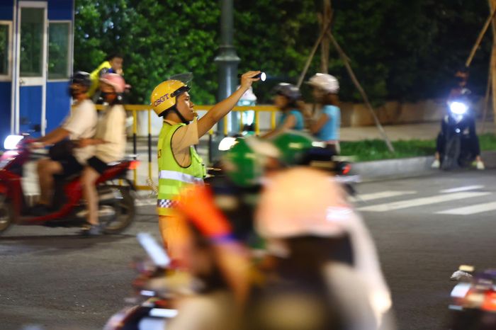 Lực lượng Công an triển khai bảo đảm an ninh, trật tự tại khu vực trung tâm TPHCM trong đêm người dân mừng chiến thắng