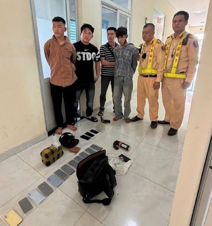 Cán bộ chiến sĩ của Phòng CSGT Công an tỉnh Quảng Ngãi khống chế các đối tượng cùng tang vật.