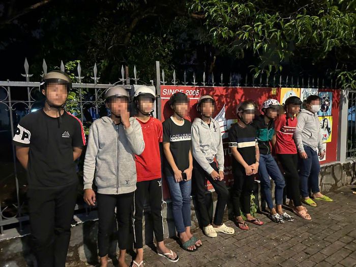 Các thanh, thiếu niên đi "bão" gây mất trật tự được đưa về trụ sở Công an