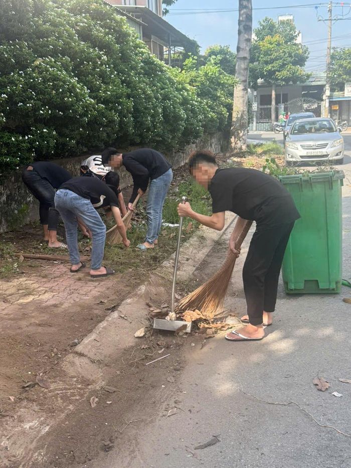 Các thanh, thiếu niên đi "bão" kém văn minh được lực lượng Công an nhắc nhở, giáo dục và đưa đi dọn dẹp vệ sinh nhằm nâng cao ý thức