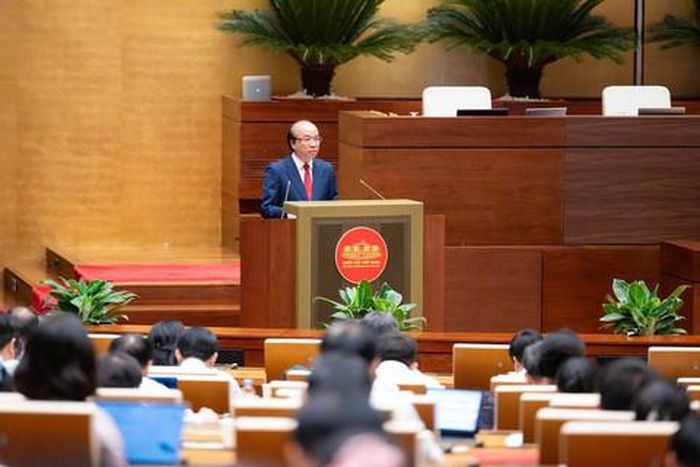 Chủ nhiệm Ủy ban Pháp luật và Tư pháp Phan Chí Hiếu trình bày Báo cáo tóm tắt tiếp thu, giải trình, chỉnh lý dự thảo nghị quyết