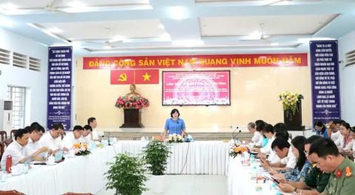 Quang cảnh buổi làm việc