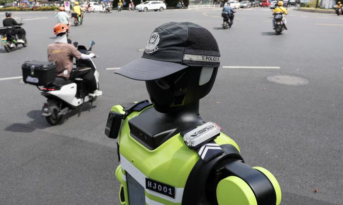 Những con robot được triển khai để điều tiết giao thông ở Hàng Châu, Trung Quốc - Ảnh: Reuters