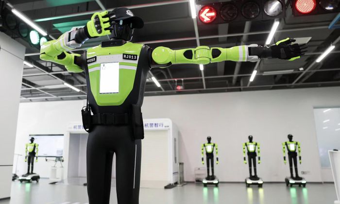 Những con robot cảnh sát giờ đây đảm nhiệm nhiều việc từ phát hiện người lái xe đạp điện không đội mũ bảo hiểm, đưa ra cảnh báo lịch sự và vung cánh tay cơ khí đồng bộ với đèn giao thông - Ảnh: Reuters