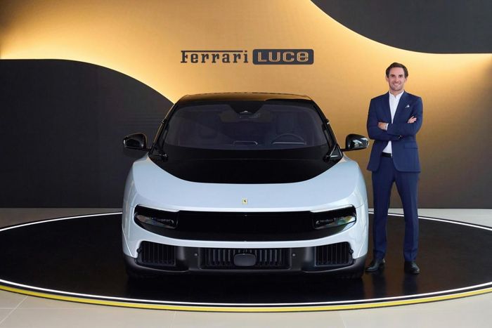Chủ tịch kiêm Tổng giám đốc đại diện Ferrari Korea Thibault Dussarrat chụp ảnh cùng Ferrari Luce, mẫu xe thể thao thuần điện đầu tiên của hãng xe Italy, tại showroom Ferrari Korea ở khu Cheongdam-dong, phía nam Seoul. Ảnh: Ferrari Korea