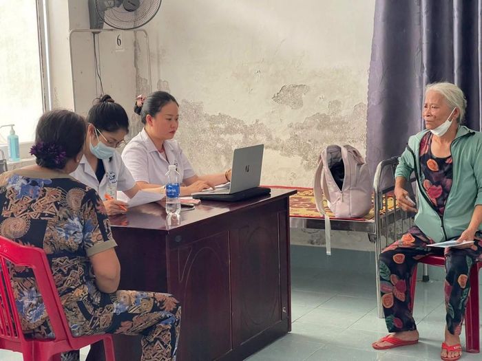 ...cán bộ y tế đã tư vấn, hướng dẫn và giới thiệu người dân...