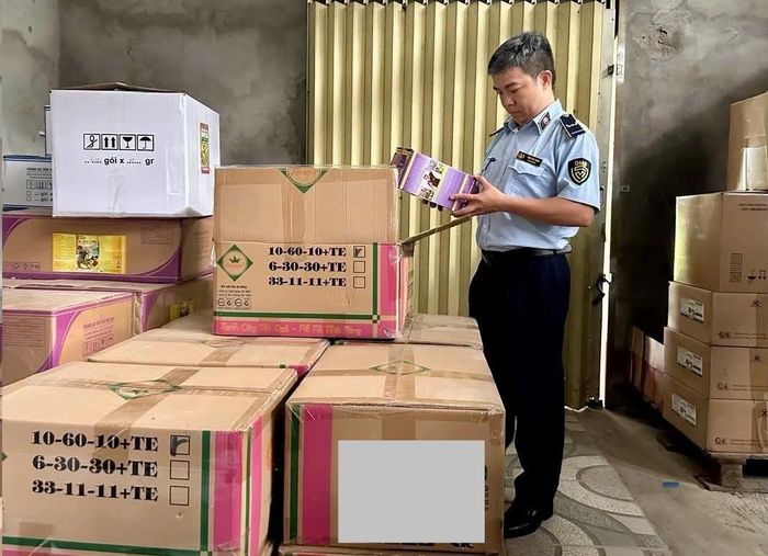 Đội Quản lý thị trường số 7 kiểm tra, kiểm soát hàng hóa tại cơ sở kinh doanh vật tư nông nghiệp ở Đồng Tháp. Ảnh: QLTT Đồng Tháp