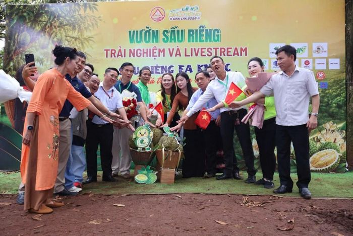  Các đại biểu chụp ảnh lưu niệm. 