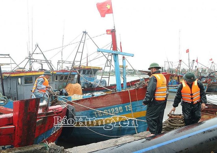 Cán bộ, chiến sĩ Bộ đội Biên phòng hỗ trợ ngư dân gia cố tàu thuyền tại Cảng cá Tân Sơn, xã Thái Thụy để chủ động phòng, chống bão số 4. ( Nguồn Báo Hưng Yên)