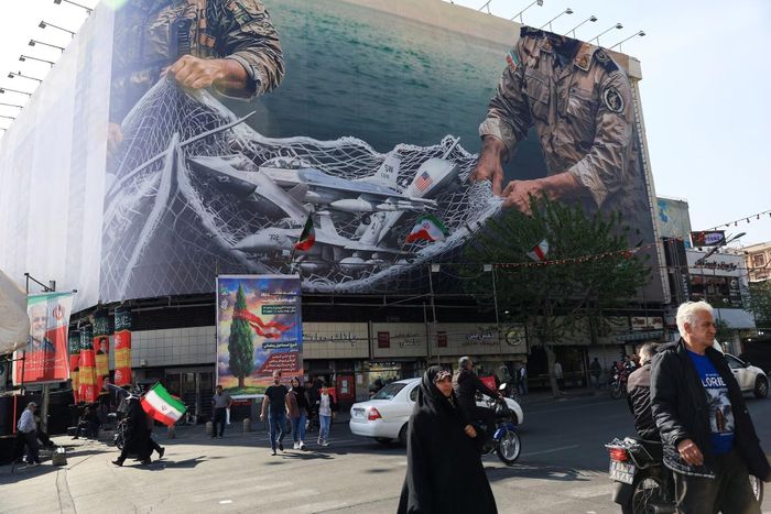  Người dân đi bộ gần bảng quảng cáo chống Mỹ trên tòa nhà ở Tehran, Iran. (Ảnh: Reuters)