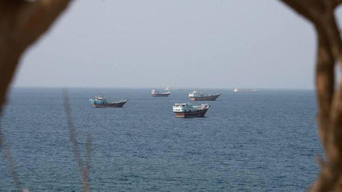 Tàu di chuyển ở khu vực eo biển Hormuz. (Ảnh: Reuters)