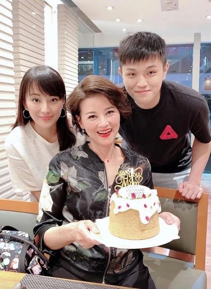 Lê Yến San chọn cuộc sống bình yên bên các con.