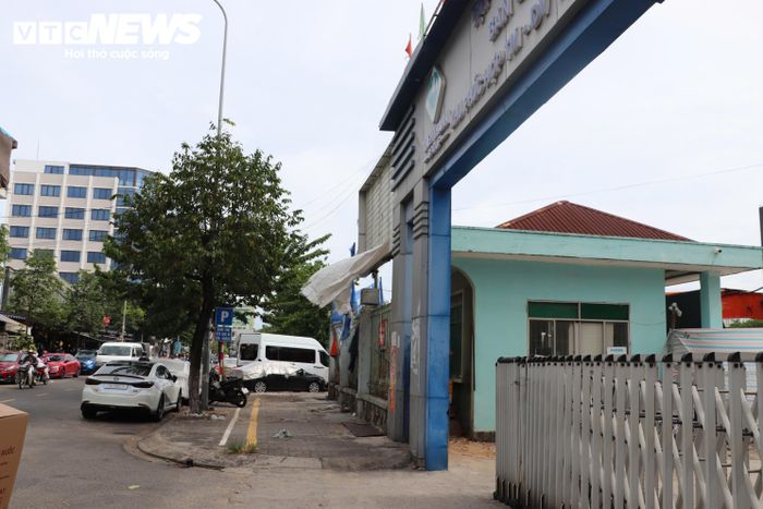 Khu “đất vàng” nằm ngay trung tâm Đà Nẵng chỉ còn cổng chính và tòa nhà gắn bảng hiệu của Tập đoàn Thiên Thanh. 