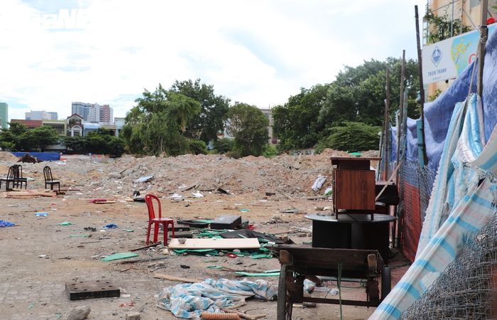  Đến thời điểm hiện tại, hạ tầng bên trong sân vận động Chi Lăng như khán đài, mặt sân, đường chạy xung quanh đã được tháo dỡ hoàn toàn.