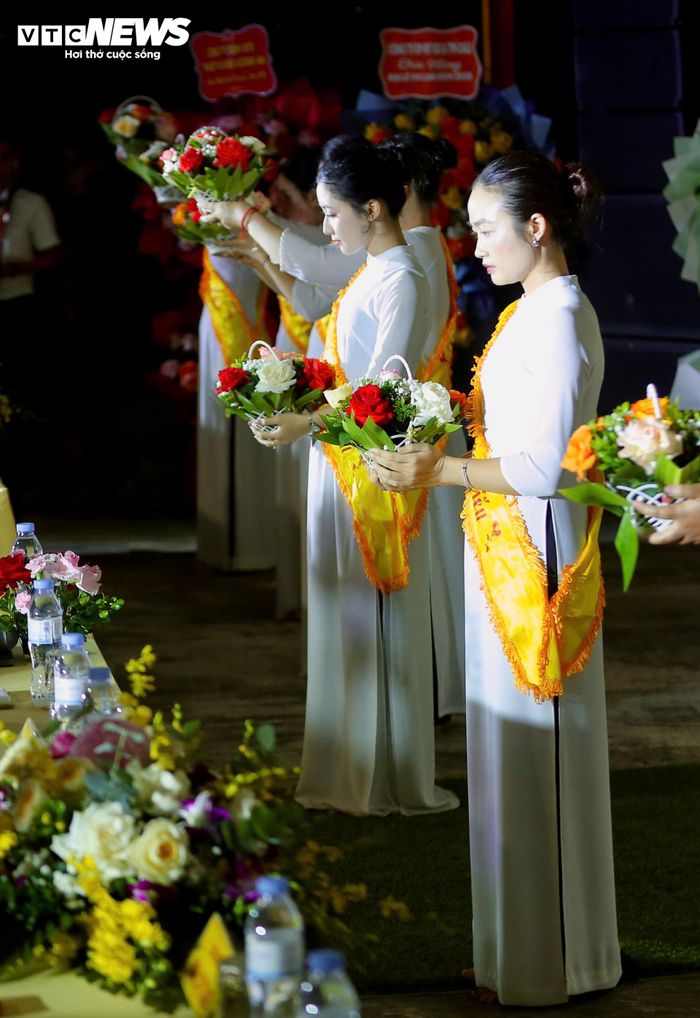 Vu Lan không chỉ là dịp để mỗi người tưởng nhớ, tri ân đấng sinh thành, mà còn là khoảng lặng để nhìn lại những yêu thương đôi khi vẫn hiện hữu trong cuộc sống thường ngày nhưng dễ bị lãng quên, đặc biệt giữa nhịp sống hiện đại ngày càng hối hả.
