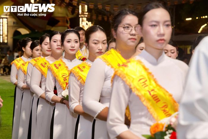 Trong ngày này, nhiều người tìm đến cửa chùa để dâng hương, tham dự các nghi lễ và tưởng nhớ cha mẹ, ông bà, tổ tiên và những người thân đã qua đời.