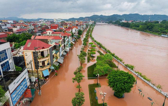 Nước sông Kỳ Cùng dâng cao, nhiều khu vực ven sông bị ngập sâu. (Ảnh: Trần Hùng).