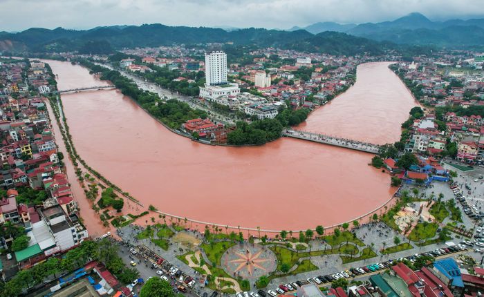 Lúc 16h ngày 23/8, mực nước sông Kỳ Cùng tại Trạm Lạng Sơn đạt 256,41 m, cao hơn báo động III 0,41 m. (Ảnh: Trần Hùng).