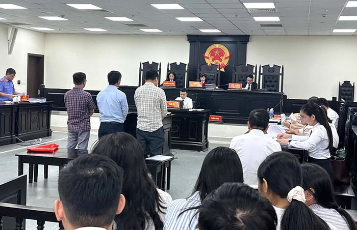 Các bị cáo tại toà.