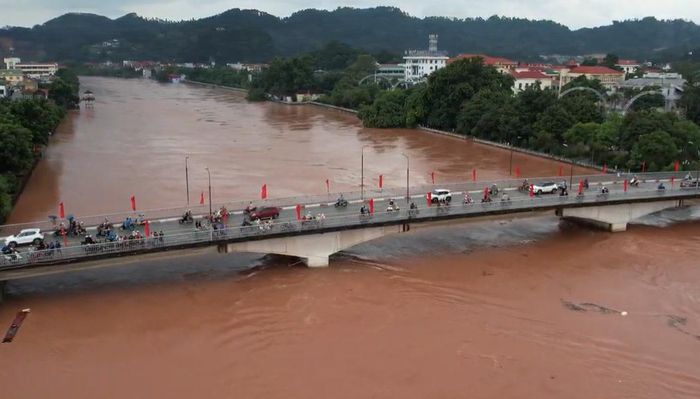 Người dân vẫn lưu thông bình thường qua cầu Đông Kinh sáng 24/8. (Ảnh: Trần Hùng).