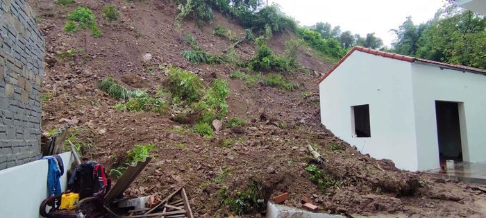 Mưa kéo dài những ngày qua cũng làm phát sinh nguy cơ sạt lở tại một số khu vực.